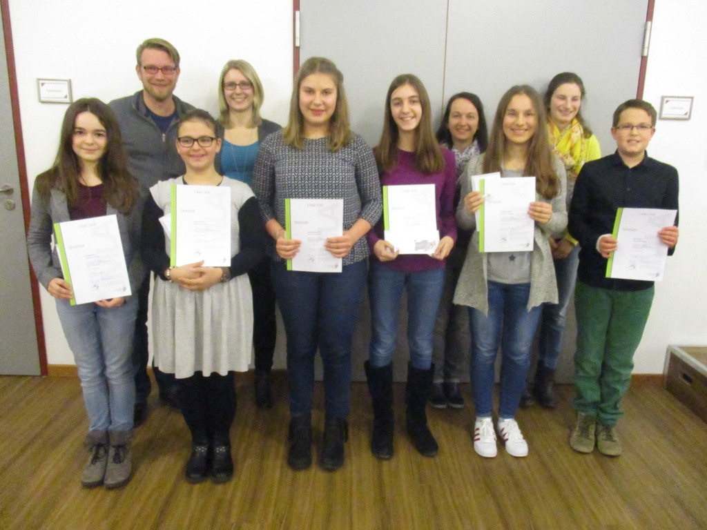 JMLA in Bronze Von links nach rechts: Lina Bagorda, Peter Sauer (Jugendleiter), Nathalie Schwab, Carina Obert (Jugendleiterin), Amelie Radatt, Svenja Doll, Antonia Sester (Jugendleiterin), Lea-Sophia Ritter, Maleika Herz (Jugendleiterin), Noah Kasper. 