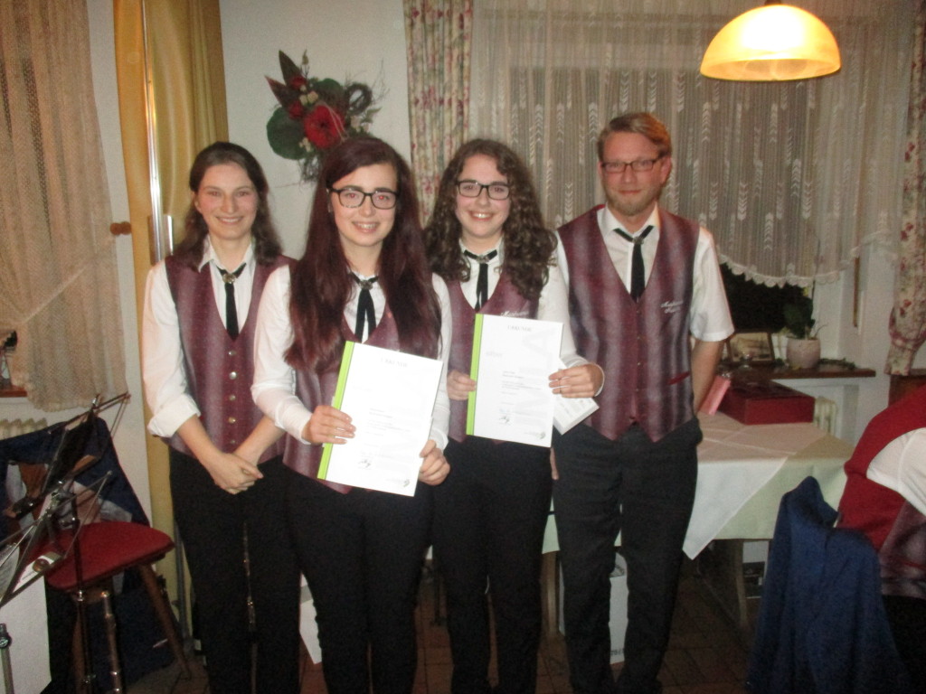 JMLA in Silber Von links nach rechts: Maleika Herz (Jugendleiterin), Selina Busam, Janina Ritter, Peter Sauer (Jugendleiter).